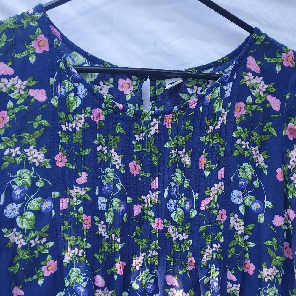 Blue‎ and Pink Pleated Sleeveless Blouse